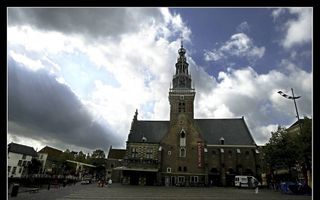 Het Waaggebouw in het centrum van Alkmaar. In de zomer wordt iedere vrijdagmorgen op het plein voor de Waag de traditionele kaasmarkt gehouden. beeld RD, Henk Visscher