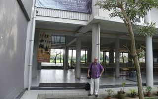 Ron Weinbaum voor de classical school in Bandung. beeld RD