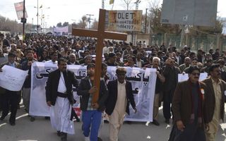 Pakistaanse christenen betoogden op 16 maart tegen de aanslagen op twee kerken in Lahore.  beeld AFP