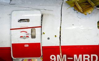 Wrakstukken van het toestel met vlucht MH17 liggen op vliegbasis Gilze-Rijen tijdens de bezichtiging voor nabestaanden van de slachtoffers van de ramp. De wrakstukken kwamen in december aan op de vliegbasis. Daar zijn ze gecontroleerd, gefotografeerd en g