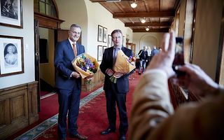 Nieuwe SGP-senatoren Peter Schalk (L) en Diederik van Dijk poseren voor een foto tijdens de verkiezingen van de Provinciale Staten. Beeld ANP