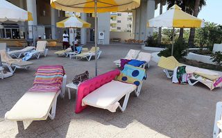 Verlaten strandstoelen na de aanslag in Tunesië. beeld EPA