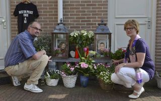 Bert en Jitske van der Poel uit De Meern bij een herdenkingsplek voor Robert-Jan (18) en Frederique (19) van Zijtveld uit Vleuten. De jongemensen kwamen op 17 juli 2014 om bij de ramp met MH17. beeld William Hoogteyling