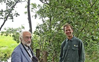 „Pestbosjes ontstonden tijdens veepestepidemieën door de eeuwen heen”, weet bioloog Bert Maes. Rechts landeigenaar Mart Jan Verkaik.  Foto Dick den Braber