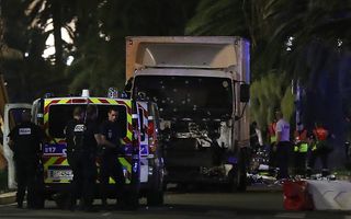 Zeker 84 mensen kwamen donderdagavond in de Zuid-Franse stad Nice om het leven toen een man in een grote witte vrachtwagen over een boulevard raasde die vol met mensen was die op de Franse nationale feestdag naar een vuurwerk hadden gekeken. beeld AFP