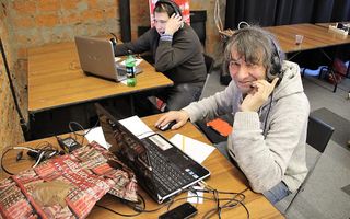 Vasili Zolotov leidt het callcenter van Golos, waar klachten over verkiezingsfraude binnenkomen. beeld Floris Akkerman