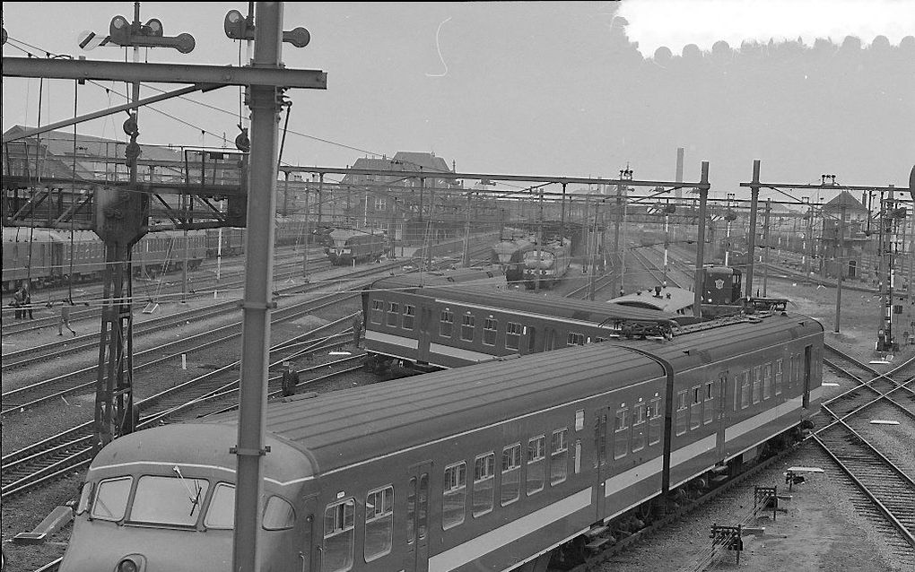 Ontspoorde trein bij station Roosendaal in 1968. Rechts het seinhuis. Foto ANP