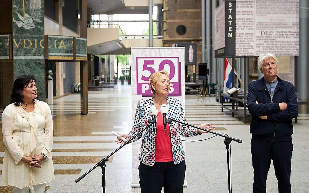 50plus tweede kamerleden Corrie van Brenk, Leonie Sazias en Gerrit Jan van Otterloo lichten de toekomst van de politieke partij 50PLUS toe. Partijvoorzitter Henk Krol heeft besloten op te stappen en een eigen partij op te richten. beeld ANP