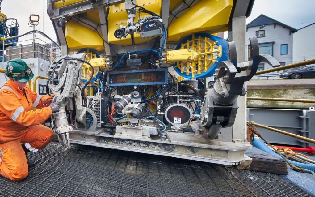 Inspectie van een onderwaterrobot aan boord van de Noordhoek Pathfinder, een van de door N-Sea gecharterde onderzoeksschepen. beeld N-Sea, Remco Bohle Fotografie