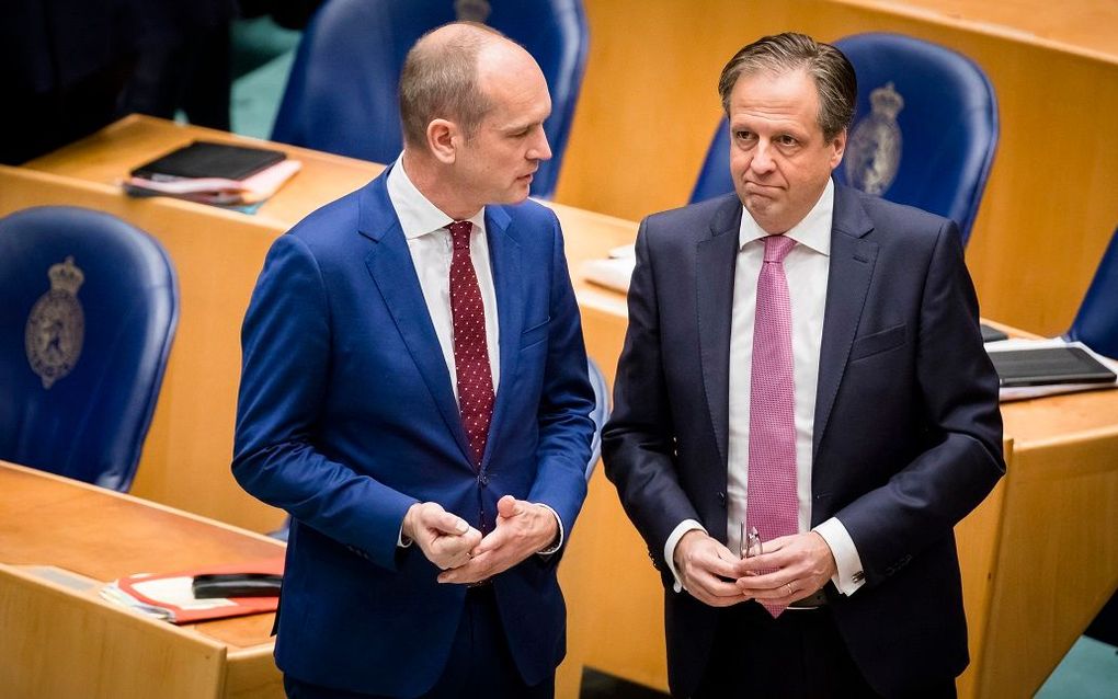 Gert-Jan Segers (ChristenUnie) en Alexander Pechtold (D66) tijdens een plenair debat in de Tweede Kamer over de regeringsverklaring. beeld ANP