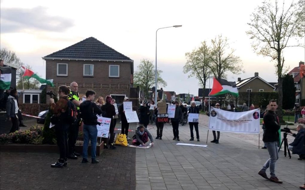 De demonstranten voorafgaand aan de bijeenkomst. beeld RD, Janita van Hoeven