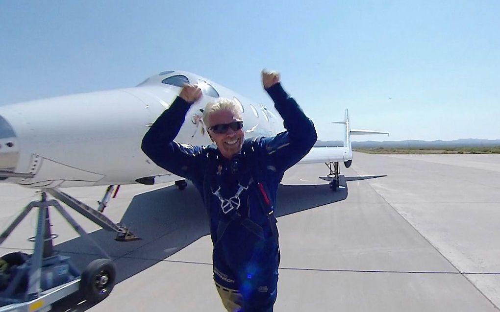 Branson zet weer voet op aarde. beeld EPA, VIRGIN GALACTIC