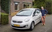 Geert Jan Dekker met zijn huidige auto, de Kia Venga. beeld Niek Stam