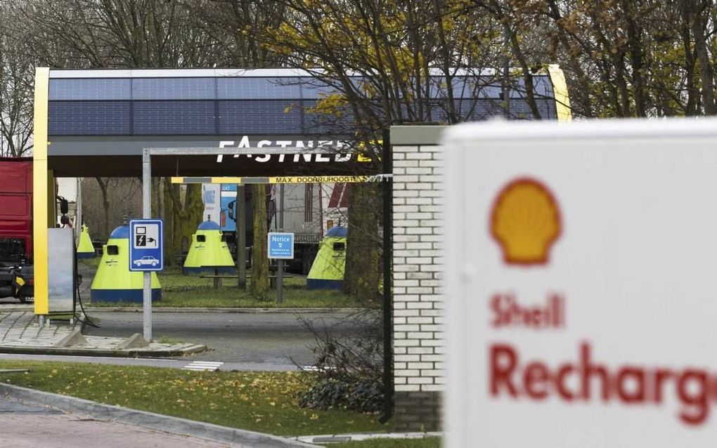 Bij tankstation De Andel langs de A12 bij Gouda opent Shell eerdaags het eerste snellaadstation, pal naast het al bestaande station van Fastned. beeld ANP, Jeroen Jumelet