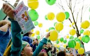 In Amsterdam laten kinderen ballonnen op. beeld ANP. Robin van Lonkhuijsen
