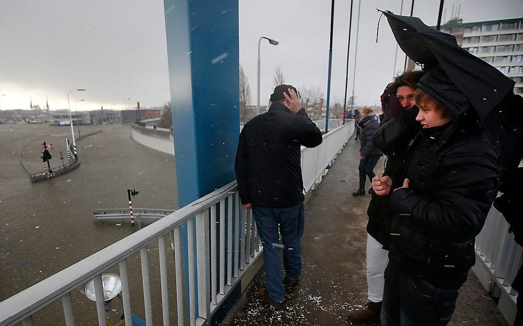 Door een combinatie van de harde wind die het zeewater opstuwt en springtij stonden de kades in Harlingen, Delfzijl, Vlieland, Ameland en Terschelling eind 2013 blank. beeld ANP