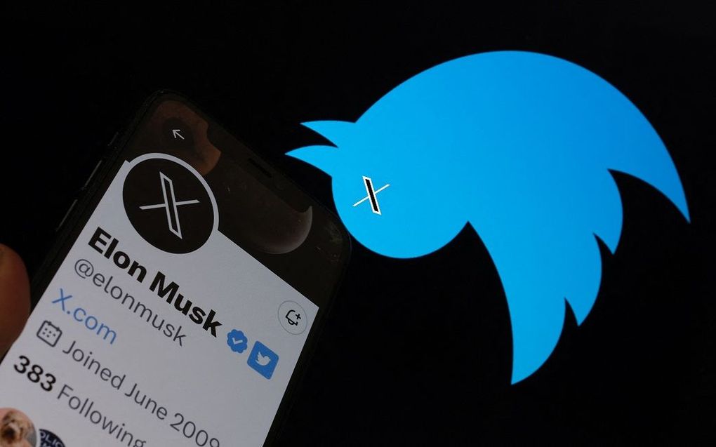 Het blauwe Twitter-vogeltje is verdrongen door het nieuwe logo: een wit omlijnde X  tegen een zwarte achtergrond. beeld AFP, Chris Delmas