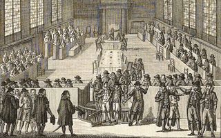 Tekening van Dordtse Synode met lange banken vol mannen en pratende mannen op de voorgrond.