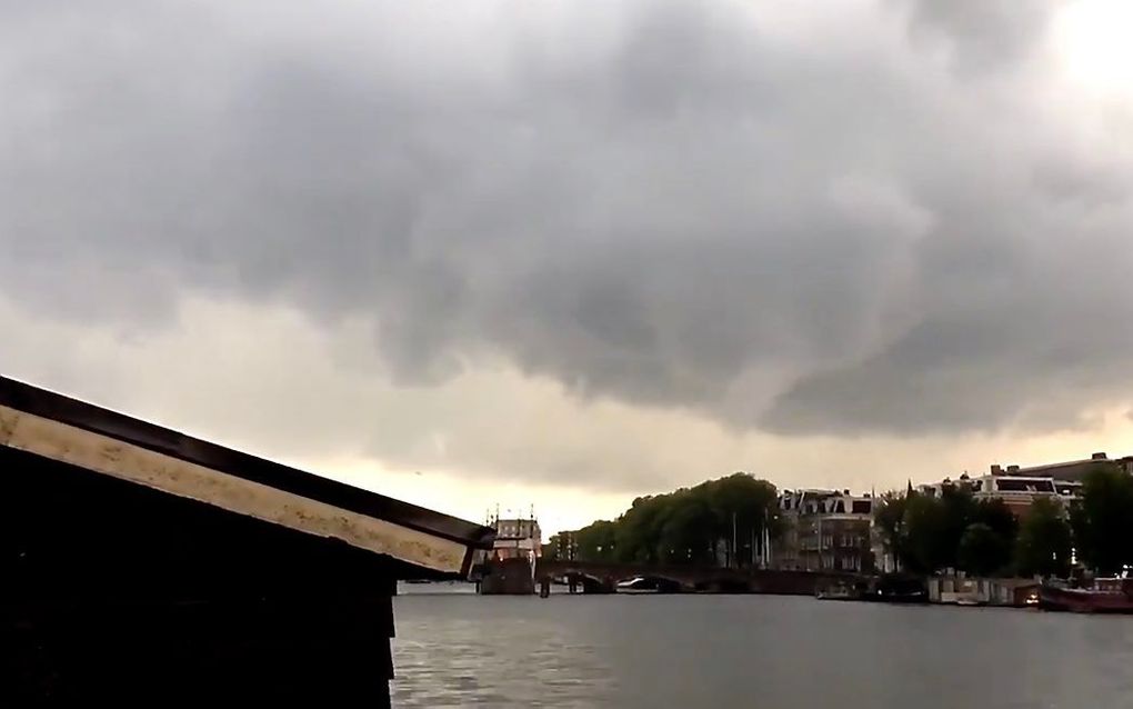 Een tornado raasde vrijdagavond door Amsterdam. beeld via Twitter