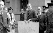 Voor het stadhuis op de Oudezijds Voorburgwal biedt een ambtenaar een plattegrond van Amsterdam aan de Duitse commandant Major Brückner, 15 mei 1940.  beeld Beeldbank WO2 – NIOD – Stapf Bilderdienst.