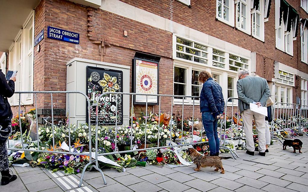 Mensen hebben bloemen neergelegd bij het kantoor van de doodgeschoten advocaat Derk Wiersum. beeld ANP