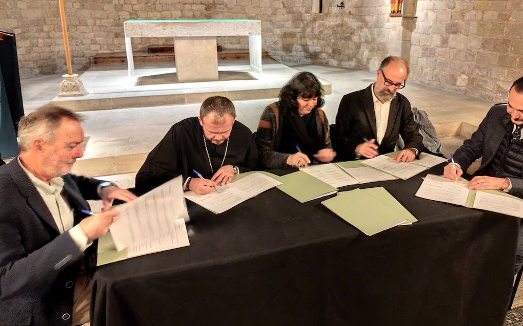 Enkele vertegenwoordigers van deelnemende partijen in het platform MDI ondertekenen de oprichtingsakte in Barcelona, 28 november. beeld Catalunya Religió