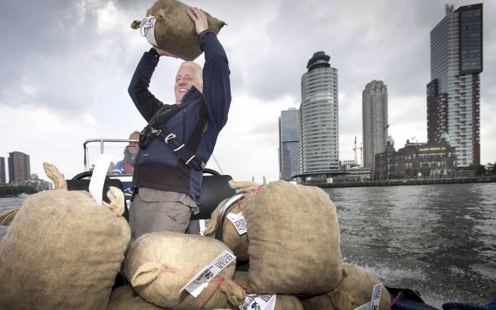 ROTTERDAM. Vishandel Schmidt Zeevis en restaurant Kaat Mossel in Rotterdam zorgden dinsdag voor een stunt door al vóór de officiële start de opening van het mosselseizoen te claimen (foto). De Zeeuwen zijn hier erg verbaasd over, liet een woordvoerster va