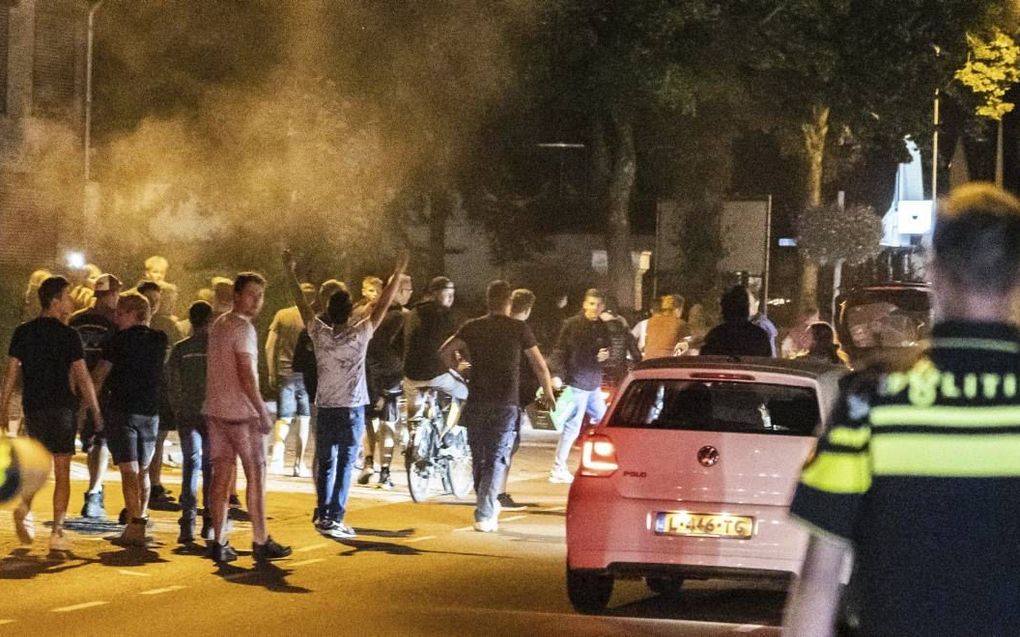 De politie dreef dinsdagavond rellende jongeren in Harskamp uit elkaar. Ze protesteerden tegen de komst van 800 Afghanen. beeld ANP, Persbureau Heitink