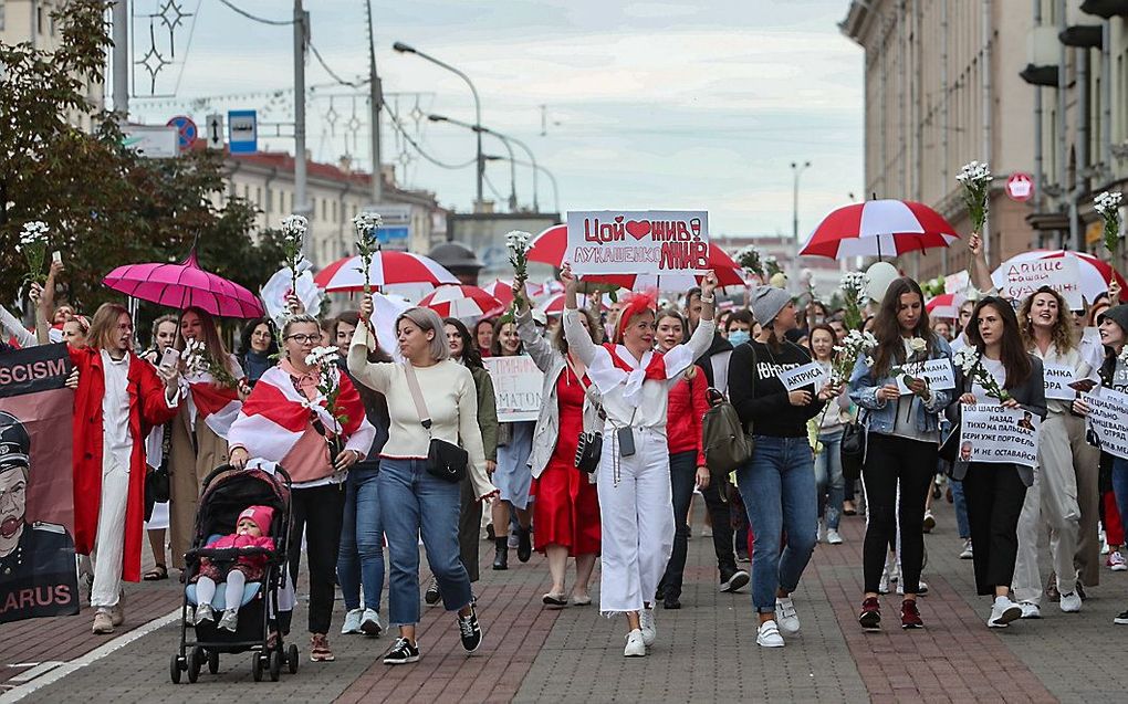 Protesterende Wit-Russische vrouwen in Minsk. beeld EPA