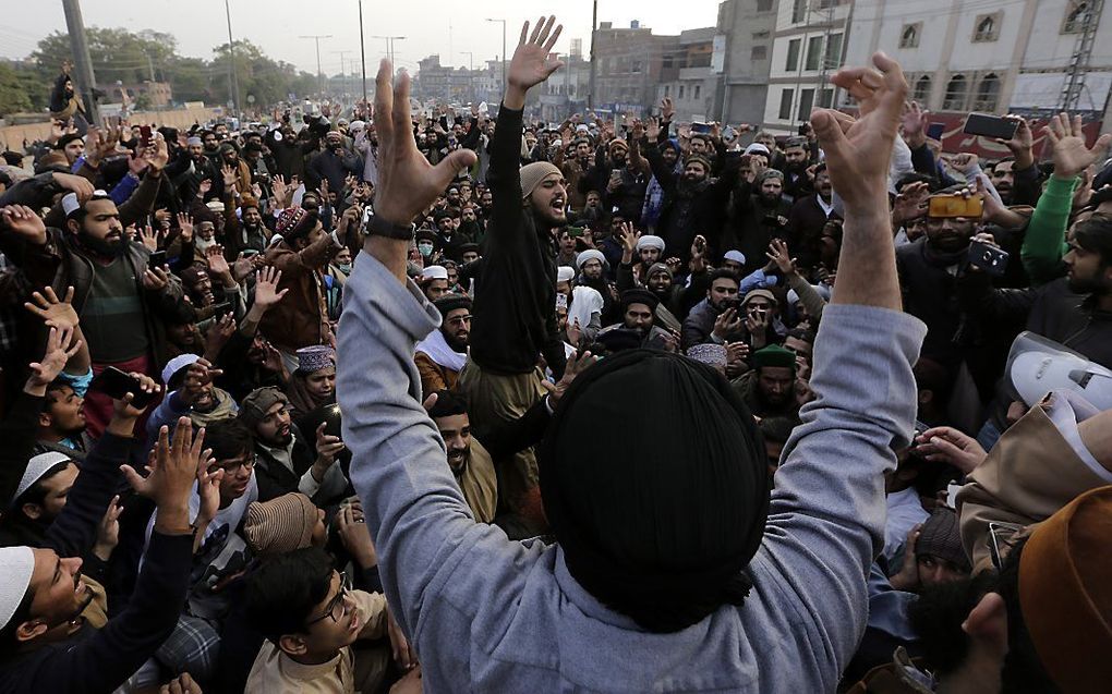 Pakistanen protesteren tegen de vrijspraak van Asia Bibi in Lahore, Pakistan. beeld EPA