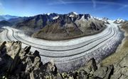 Overzicht over de Aletschgletsjer, de grootste gletsjer van de Alpen, die door klmaatverandering steeds meer krimpt.  beeld Christian Rueegg