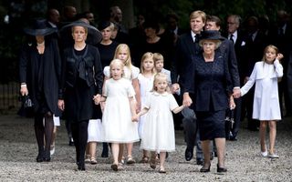 Prinses Mabel met haar dochtertjes, schoonmoeder en verdere familie op weg naar de uitvaartdienst in Lage Vuursche. beeld ANP, Koen van Weel