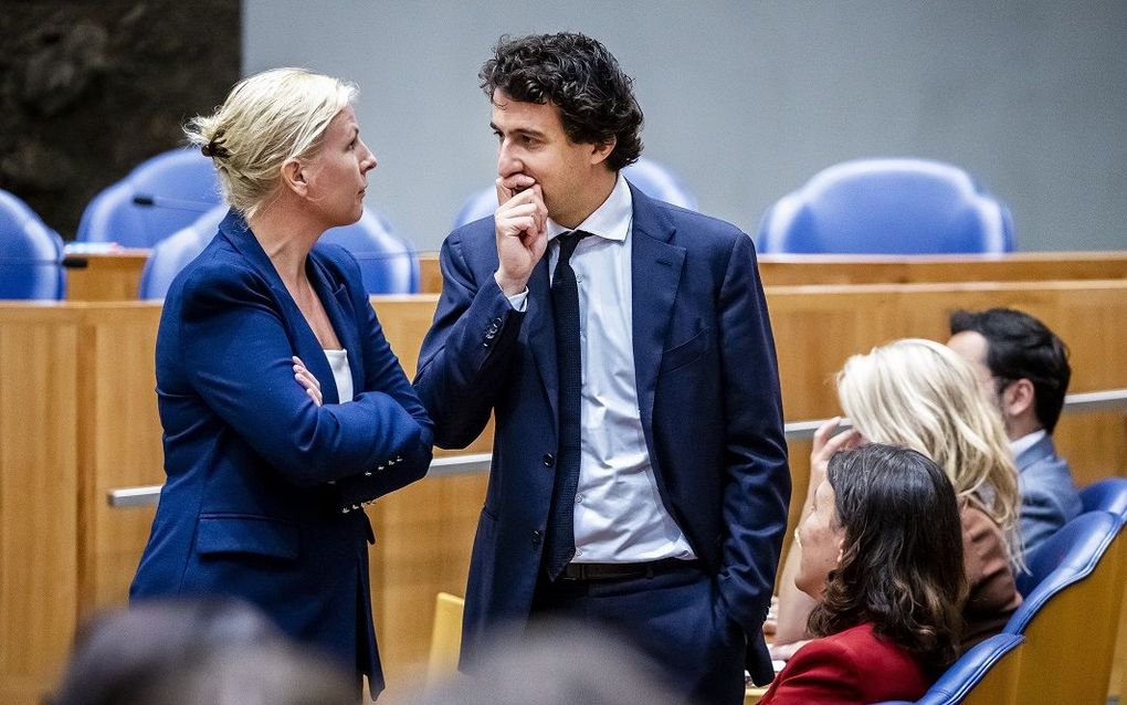 Attje Kuiken (PvdA) en Jesse Klaver (GroenLinks) tijdens het debat in de Tweede Kamer over de val van het kabinet. beeld ANP, Remko de Waal