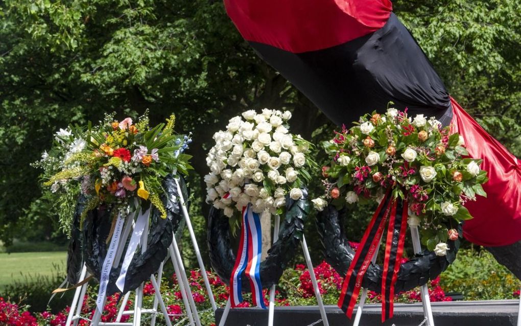 Kransen bij het Nationaal Monument Slavernijverleden tijdens de herdenking van de afschaffing van de slavernij op 1 juli.  beeld ANP, Evert Elzinga