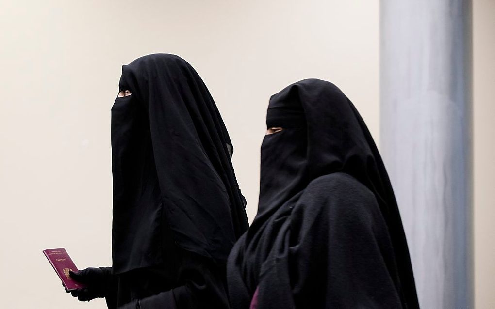 Bezoekers van de Tweede Kamer gekleed in een niqab, voor aanvang van het debat in de Tweede Kamer over gezichtsbedekkende kleding. ANP