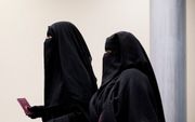 Bezoekers van de Tweede Kamer gekleed in een niqab, voor aanvang van het debat in de Tweede Kamer over gezichtsbedekkende kleding. ANP