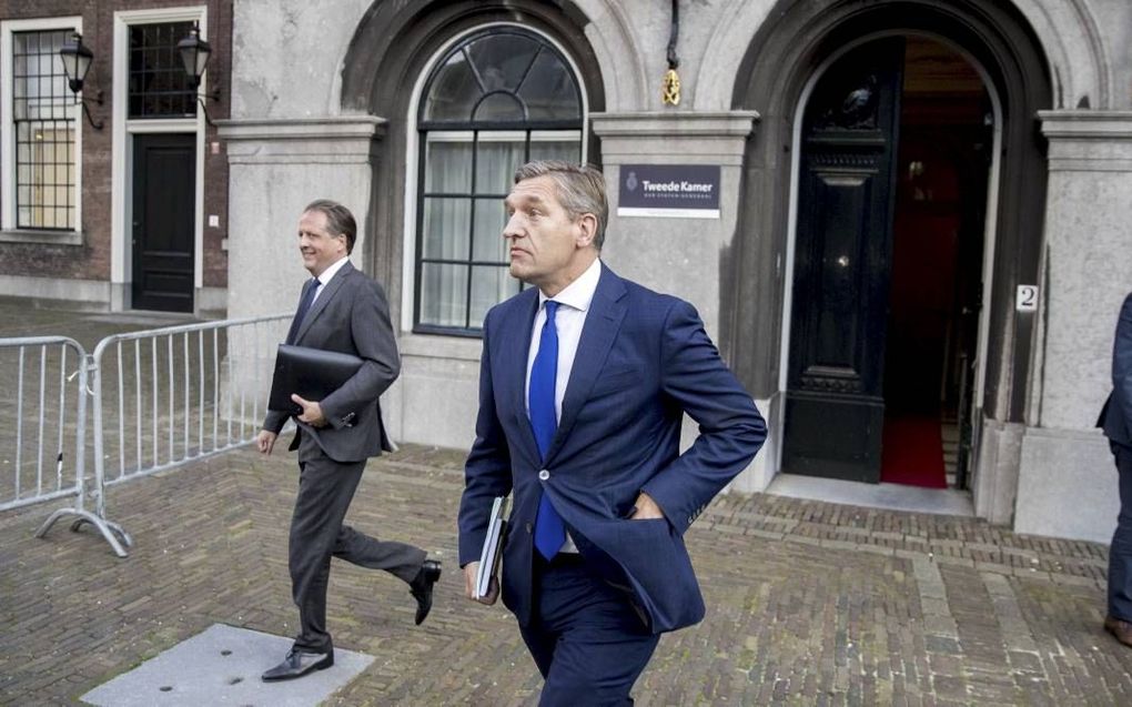 D66-leider Pechtold, CDA-fractievoorzitter Buma en CU-voorman Segers verlieten  gistermiddag tegelijkertijd het Binnenhof na de gesprekken met informateur Gerrit Zalm. beeld ANP, Jerry Lampen