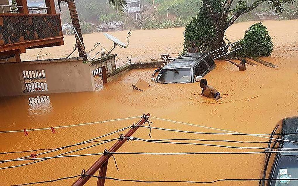 Ondergelopen straat in de buurt van Freetown. beeld AFP