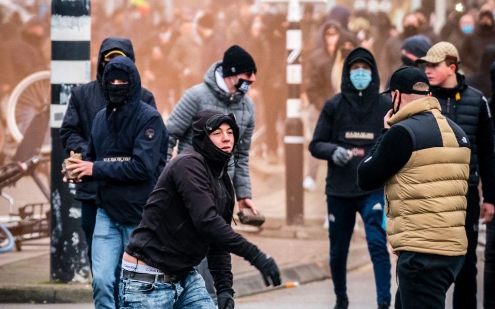 Het videovoertuig kan worden ingezet bij dreigende escalatie. Foto: Demonstratie in de binnenstad van Eindhoven in 2021. beeld ANP, Rob Engelaar