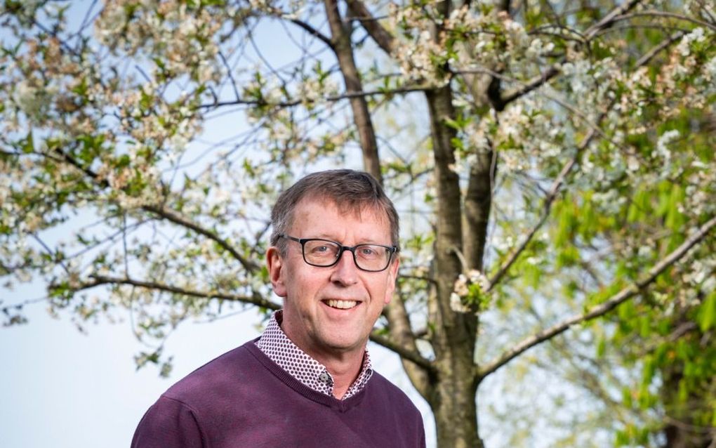 Dick Kruijthoff in zijn tuin in Bleskensgraaf. De huisarts promoveerde afgelopen week aan de Vrije Universiteit Amsterdam op een onderzoek naar wonderlijke genezingen na gebed. beeld Cees van der Wal