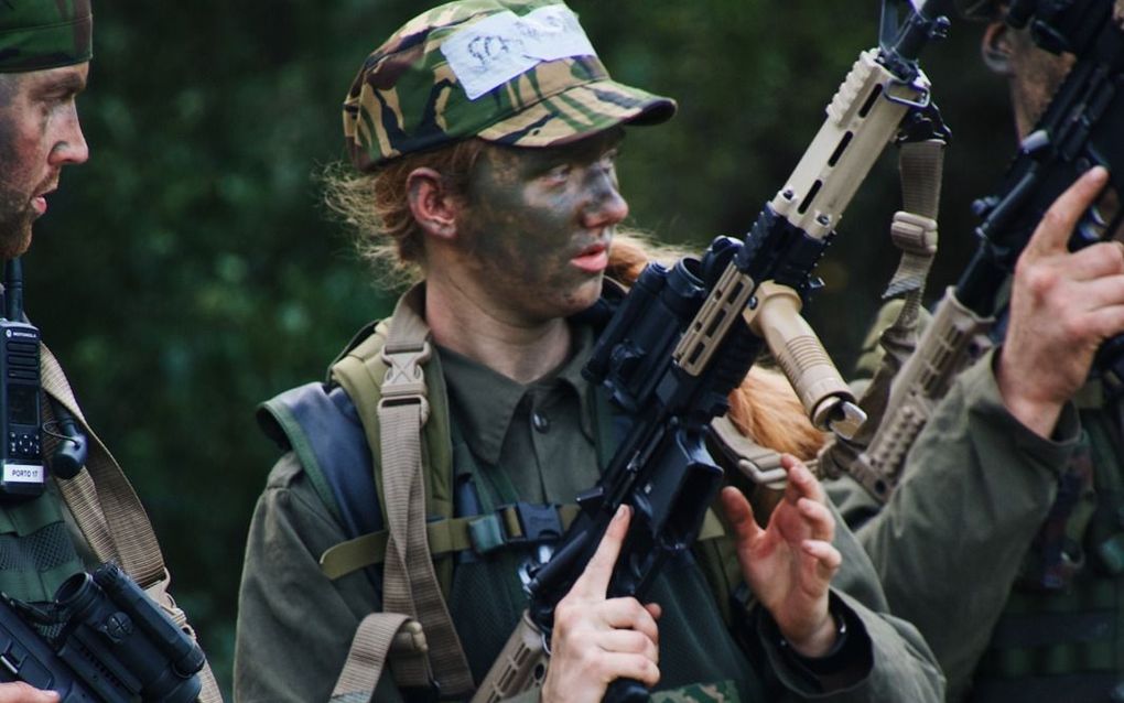 Kennismaken met de krijgsmacht. Julia Schreuder (20) uit Barneveld snuffelt een jaar aan de inlichtingeneenheden en artilleriekanonnen in ’t Harde. beeld Defensie