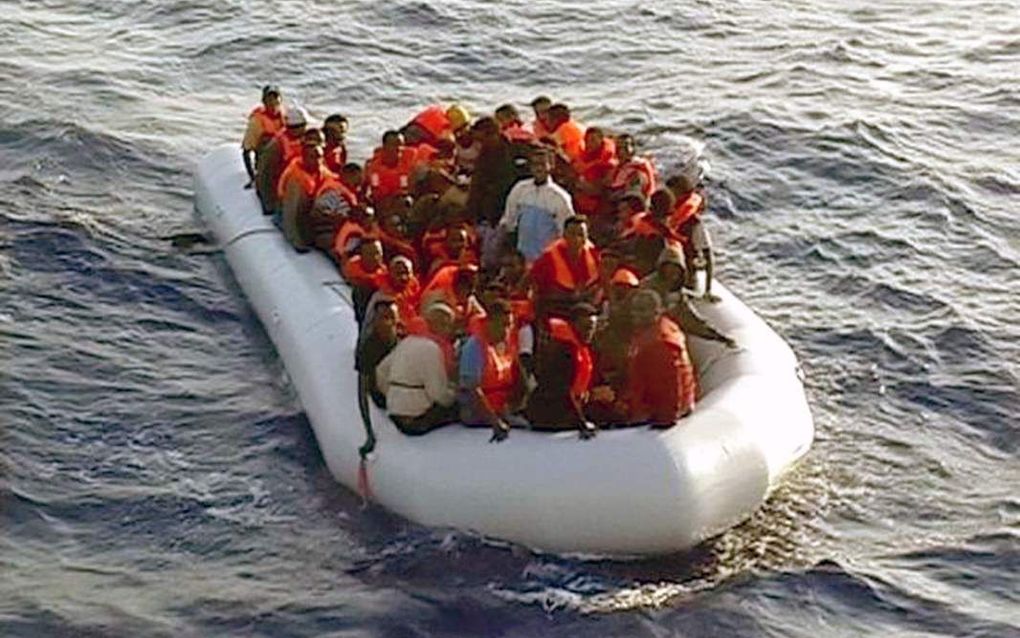 De Italiaanse kustwacht pikt vluchtelingen op bij Lampedusa. Foto EPA