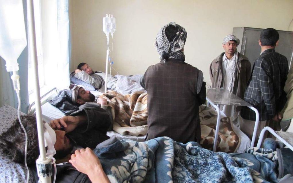 Gewonde Afghanen in een ziekenhuis in Kunduz, na een bomaanslag eerder deze week. Foto EPA