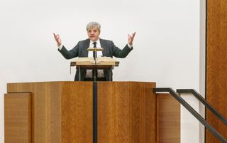 Ds. K.H. Bogerd spreekt maandagavond op een Reformatieherdenking in Groningen. beeld Reyer Boxem