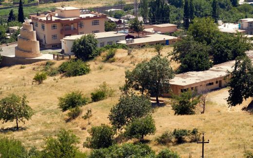 Zicht op een buitenverblijf van Saddam Hussein. Links een nagemaakte ziggoerat. beeld Jaco Klamer ​