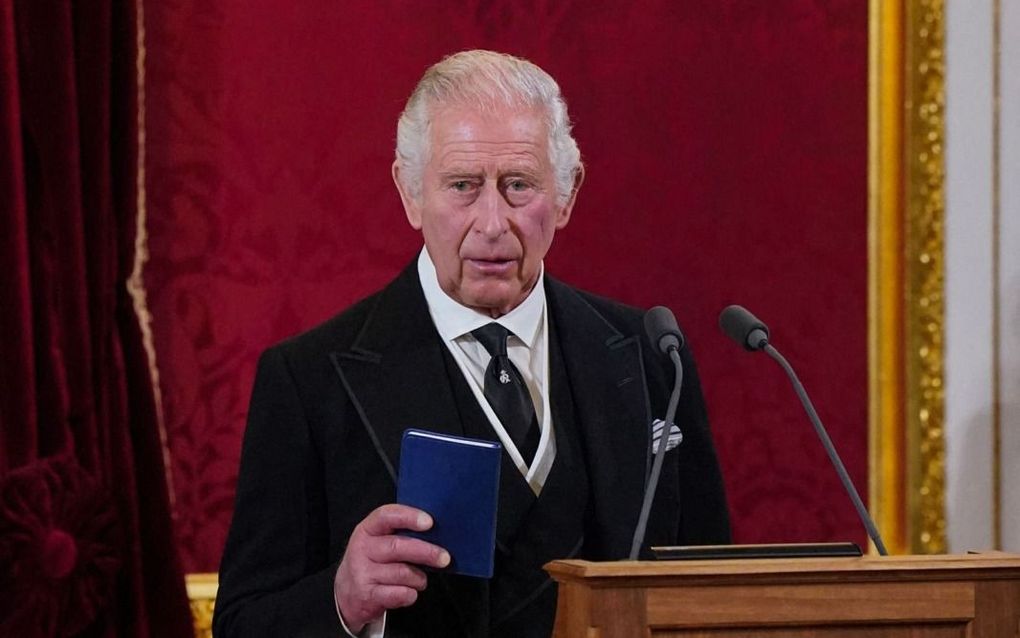 Koning Charles III op het moment dat hij zaterdagmorgen zwoer de protestantse kerk van Schotland te zullen beschermen.​ beeld AFP, Jonathan Brady