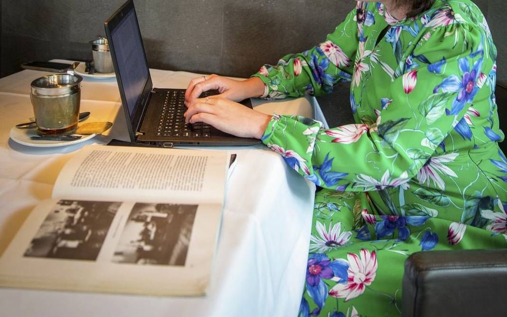 Romanschrijfster Els Florijn schrijft het liefst in een restaurant. „Met geroezemoes om me heen kan ik juist lekker werken.” beeld RD, Henk Visscher