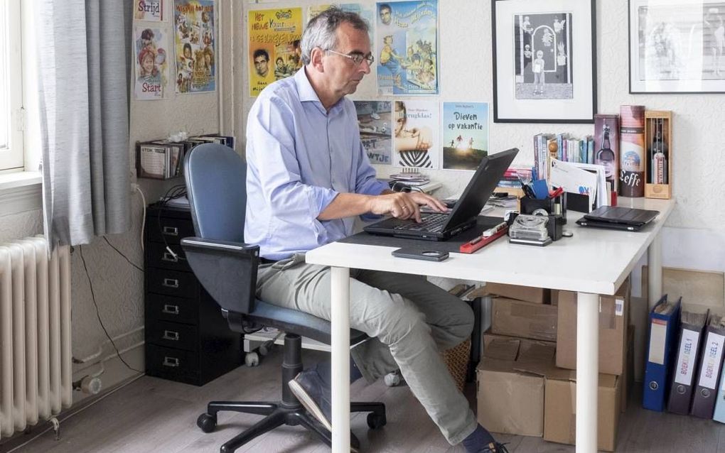 Hans Mijnders op zijn werkplek. beeld Sjaak Verboom