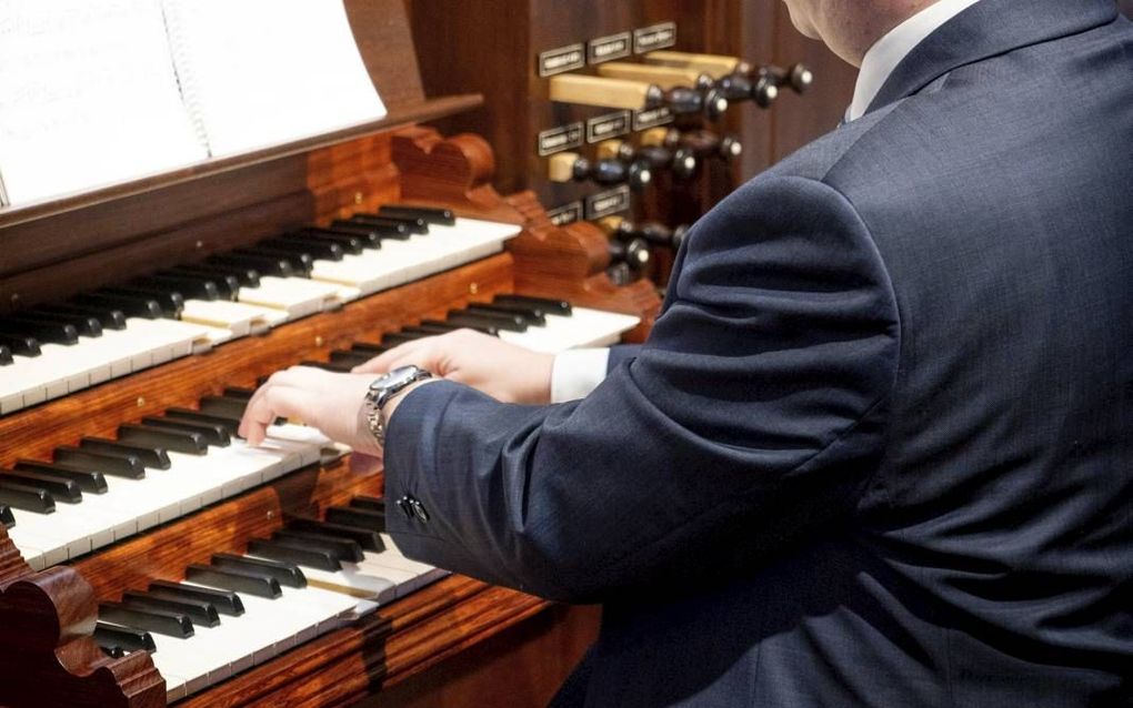 Arie van der Vlist aan de klavieren van het orgel in de kerk van de hersteld hervormde gemeente van Ouderkerk aan den IJssel. beeld Cees van der Wal