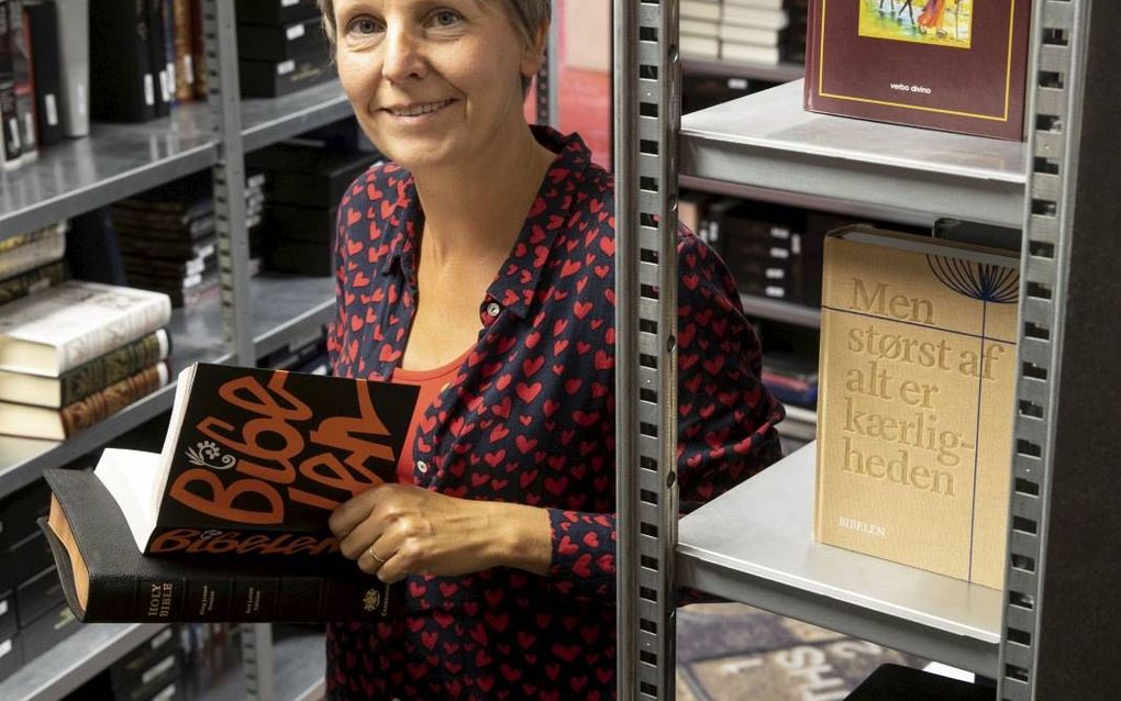 Eline van Vreeswijk: „Wat is er mooier dan steeds bezig te zijn met het meest gedrukte boek ter wereld, de Bijbel.” beeld RD, Anton Dommerholt